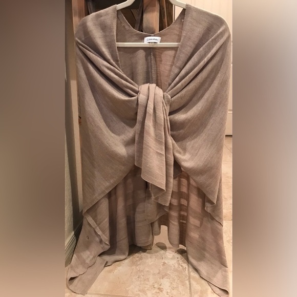 Calvin Klein One size Poncho/Shaws set - Gray and Tan - Picture 6 of 15